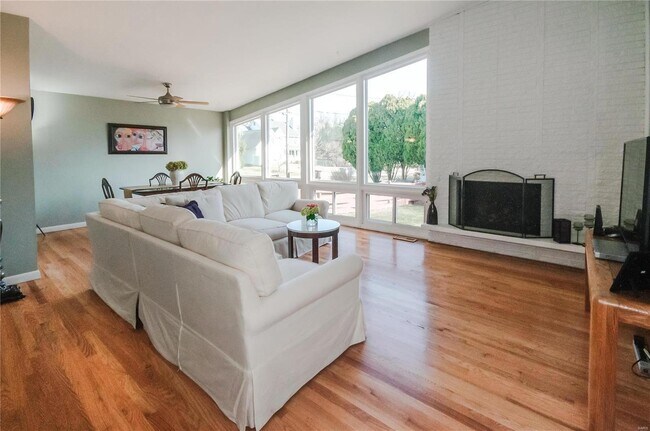 Sala de estar - 9030 Old Bonhomme Rd