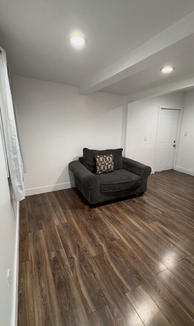 Foto del edificio - 12981 Branford St