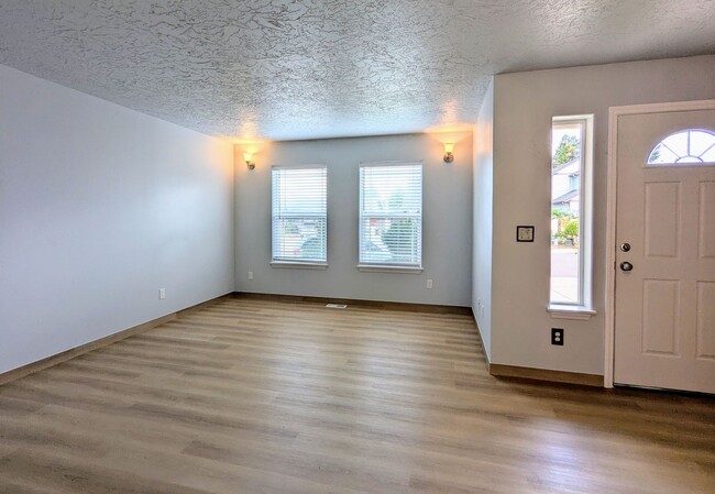 Foto del edificio - Newly renovated, spacious 2-Level in NE Salem