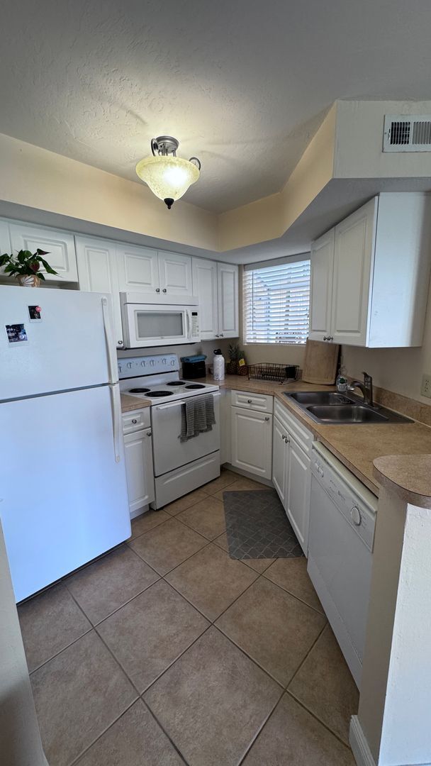 Building Photo - Coastal Living at Its Finest – Stylish 2BR...