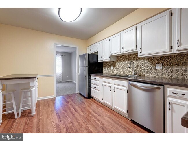 Building Photo - 415 Holly Tree Ct