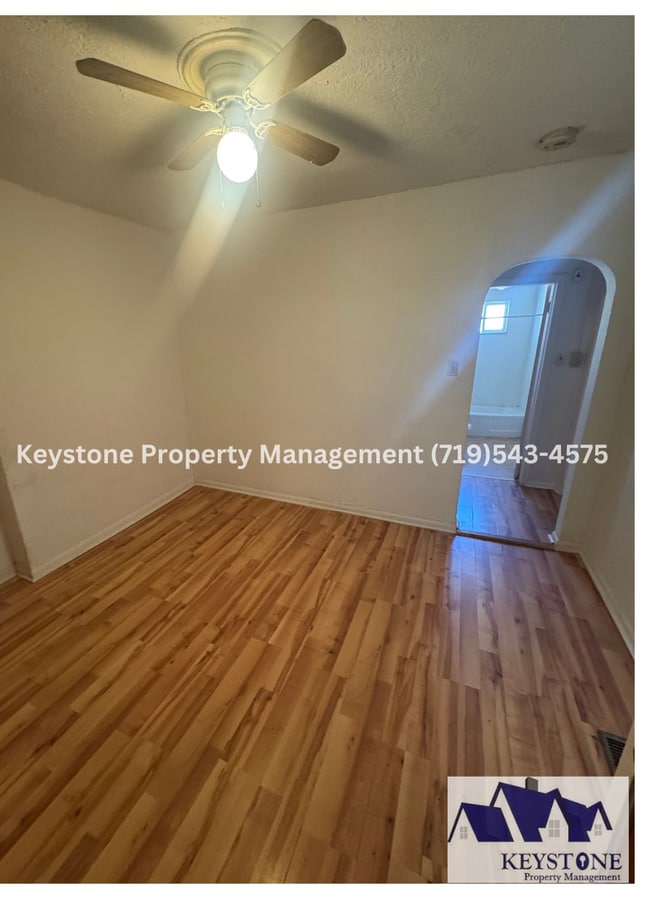 Foto del edificio - Charming Apartment - Conveniently located -  Downtown 4-Plex with 2 Bedrooms/1 Bath $850/$850