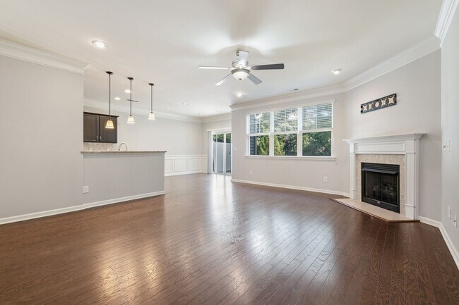 Building Photo - Spacious Townhome with Prime Access to Eve...