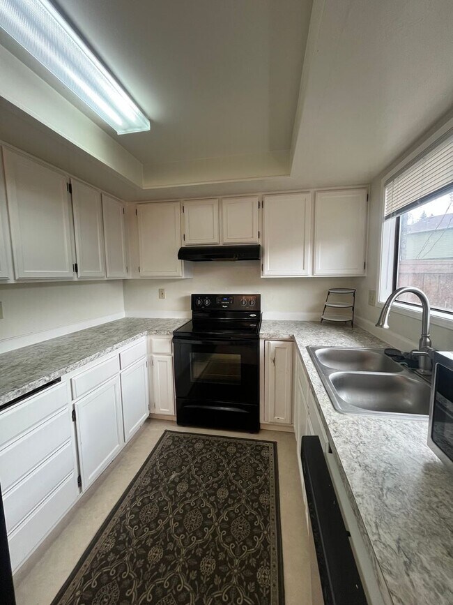 Foto del edificio - 3-Bedroom 1 1/2 Bathroom Condo in West Eugene