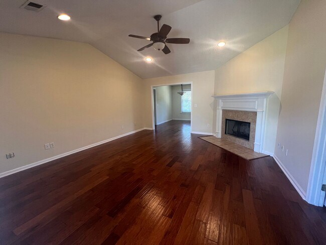 Building Photo - 3 bed 2 bath in River Point