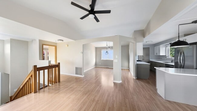 Building Photo - 3 Bed 2 Bath - Large Yard - Group - Dog Fr...