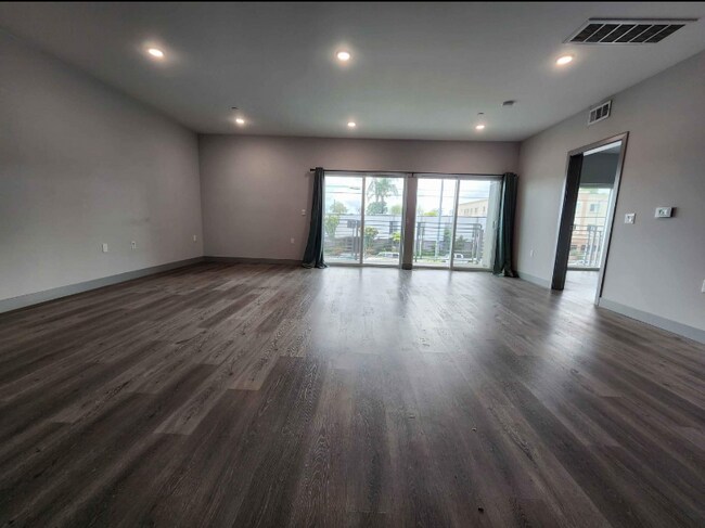 Foto del edificio - 7040 Woodman Ave