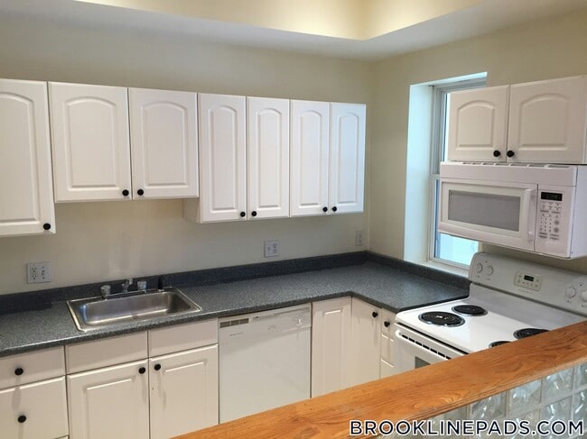 Building Photo - 1801 Beacon St