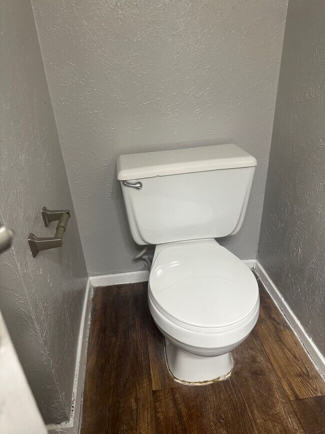 Building Photo - Ready to move in. One bedroom one & half b...