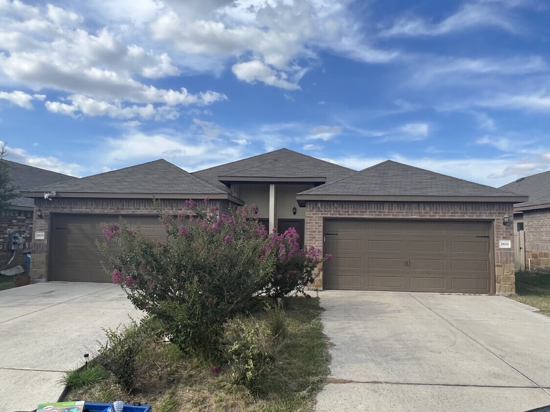 Primary Photo - Spacious 3BR/2BA Duplex with Private Yard ...
