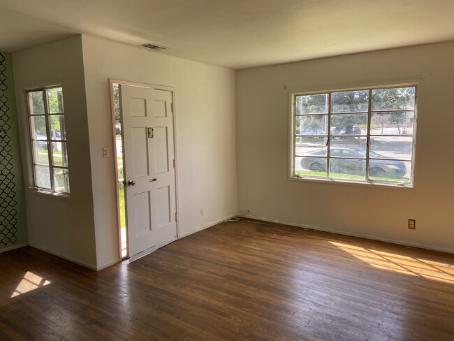 Building Photo - 5636 Lindley Ave
