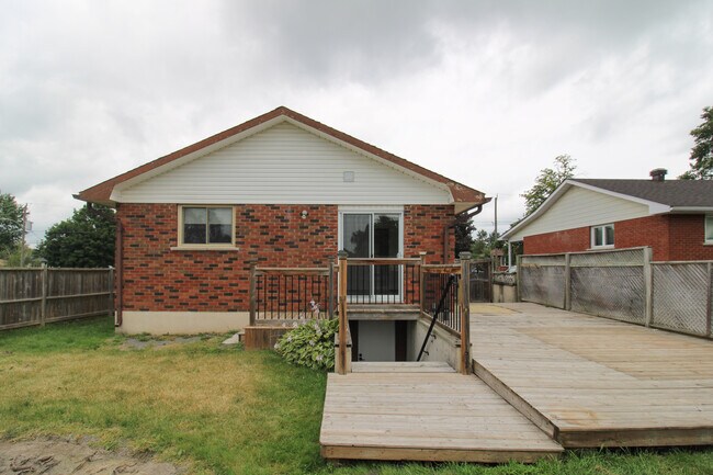 Photo du bâtiment - 2 Bedroom Basement Unit– All Utilities & Parking Included – $2,099/month