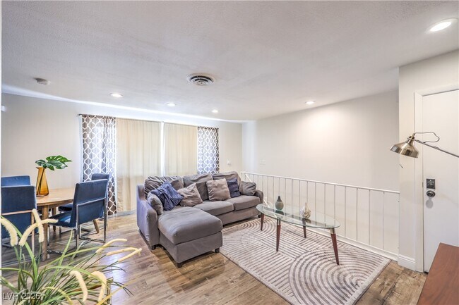 Foto del edificio - 1553 Dorothy Ave