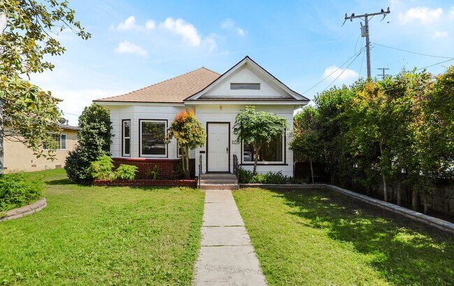 Foto del edificio - 12324 Mitchell Ave