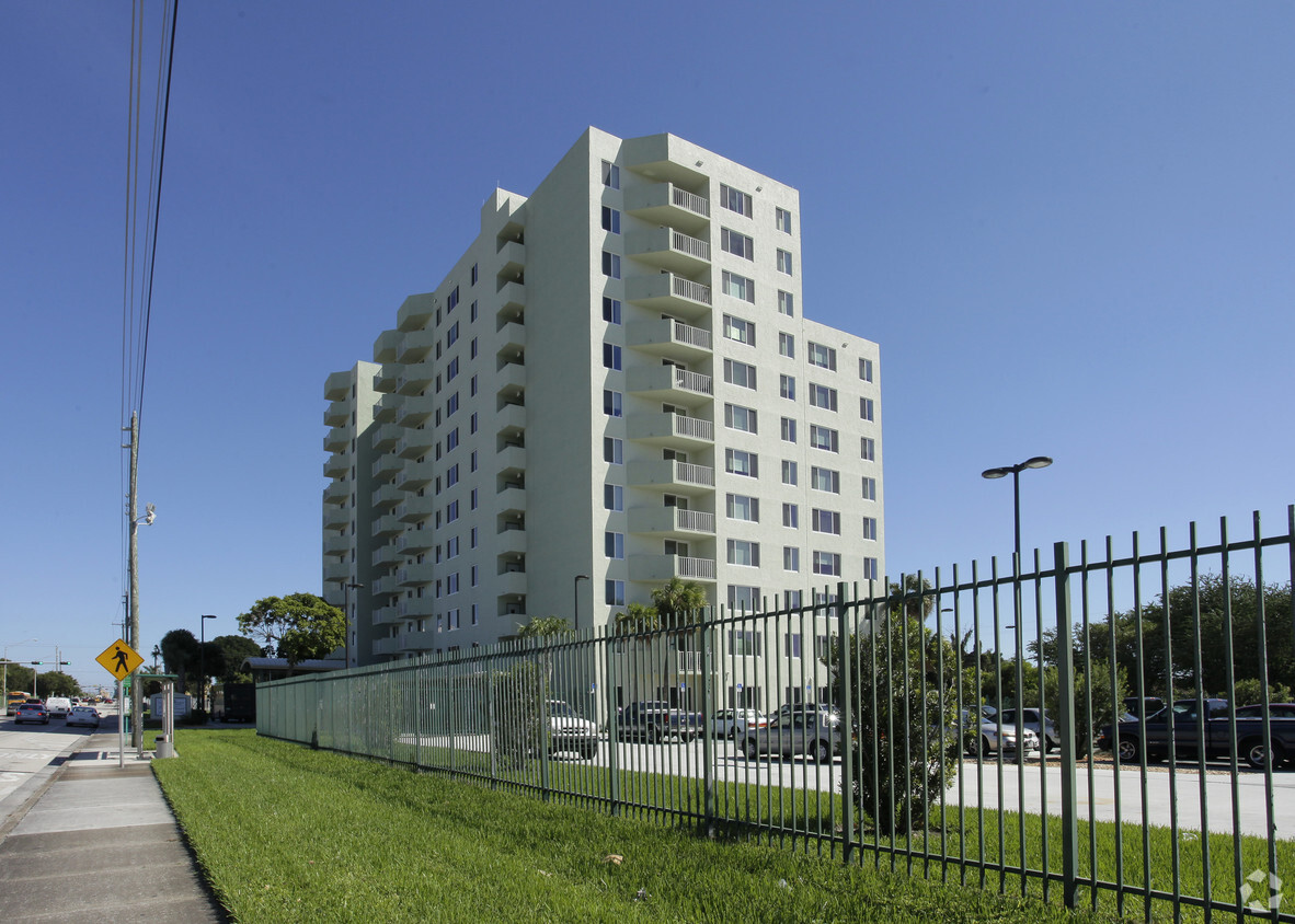 Foto del edificio - Mildred and Claude Pepper Towers