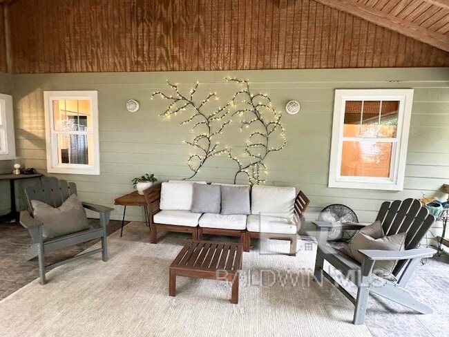 Foto del edificio - 533 Gayfer Ave