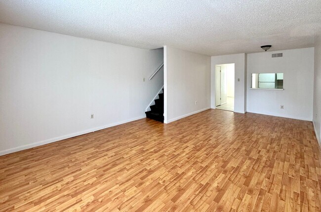 Foto del edificio - 2 Bed, 1.5 Bath Condo with Pool & Carport ...