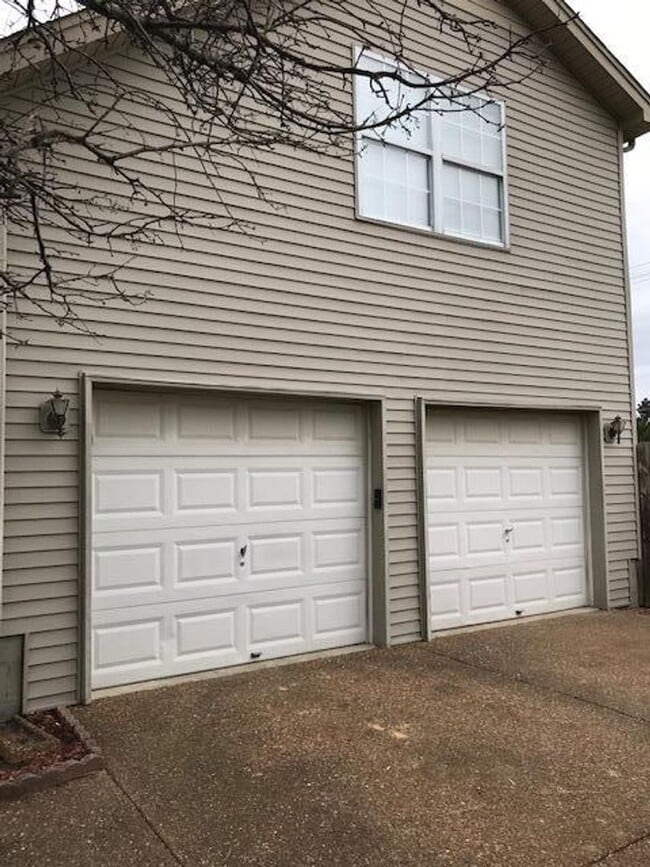 Building Photo - 1432 Hilltop Dr