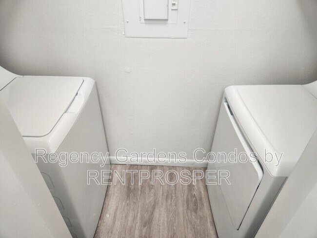 Foto del edificio - 5540 Devonbriar Way