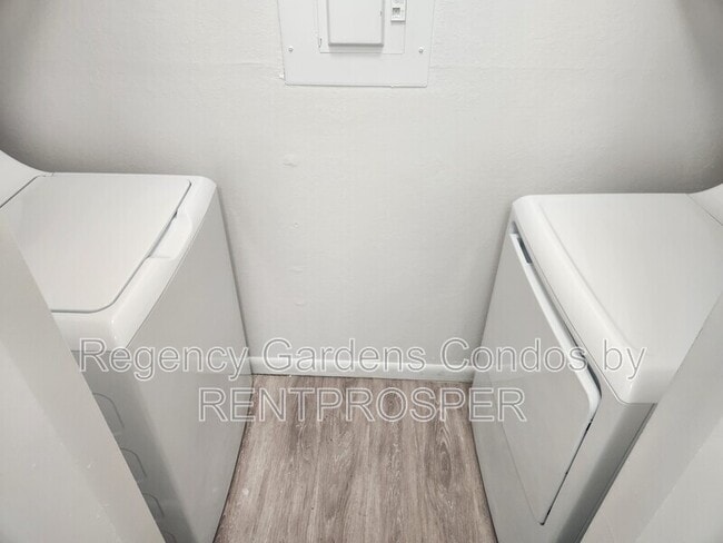 Building Photo - 5540 Devonbriar Way