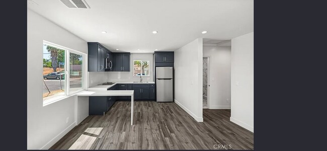 Cocina con mesa empotrada - 11060 Oneida Ave