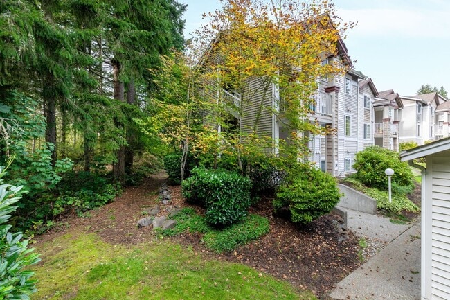 Building Photo - Beautifully Updated 2 Bedroom 2 Bath Sammamish Condo in Sundance at Klahanie!