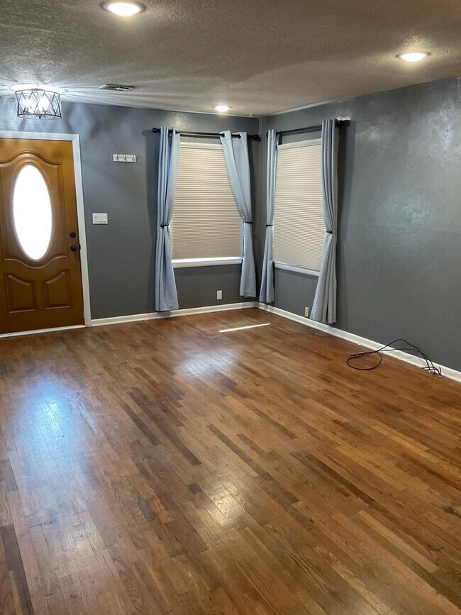 Foto del edificio - LEASE TAKEOVER: NO DEPOSIT NEEDED!!! Gorgeous 2bd/1bath home with one car garage in Joplin Mo!! 6...
