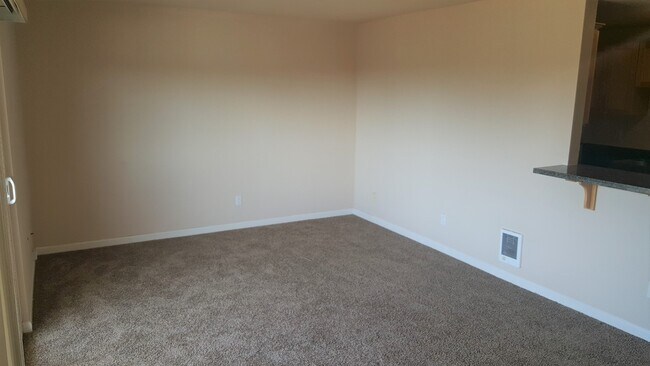 Building Photo - Charming Bay Park Condo For Rent!