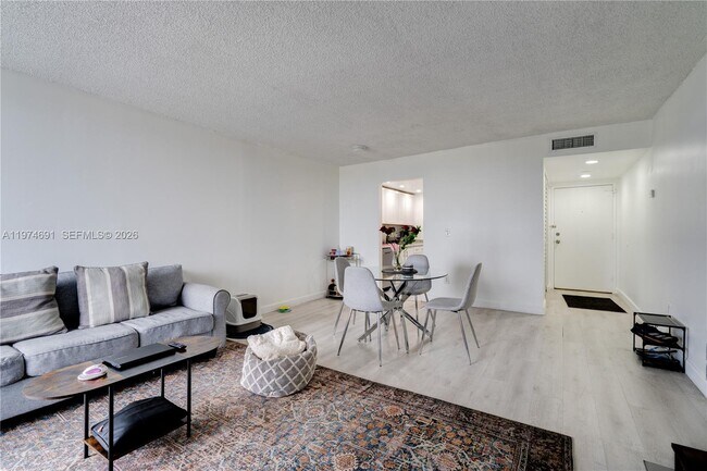 Foto del edificio - 2350 NE 135th St