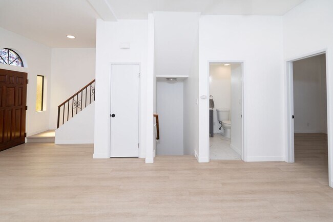 Foto del edificio - BEAUTIFUL 4 Bed 3 Bath unit