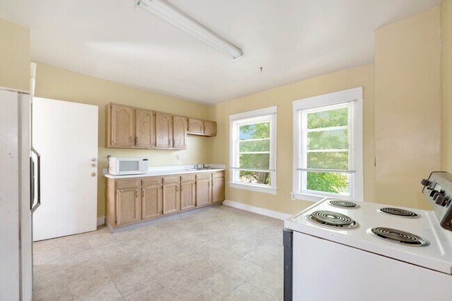 Building Photo - 10921 Grandview Ave