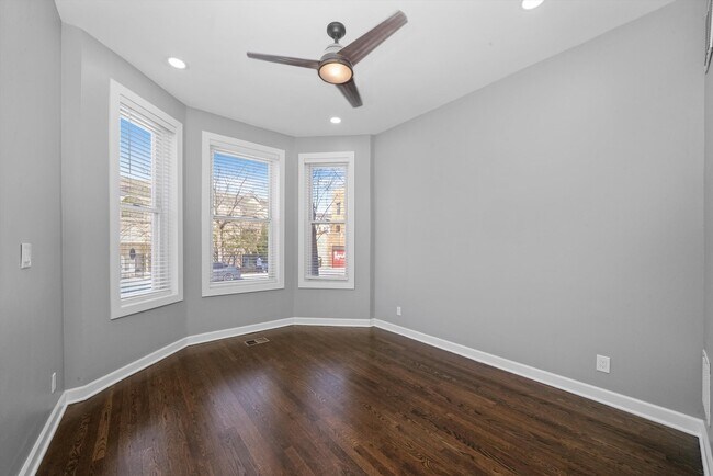 Foto del edificio - 2115 W Armitage Ave