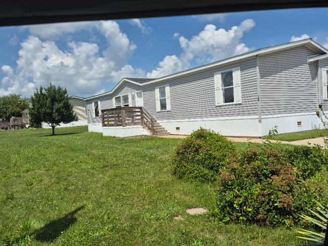 Building Photo - 120 Golfview Ct