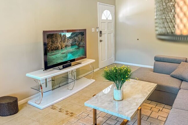 Foto del edificio - Modern Retreat with Spacious Yard & Cozy Interiors