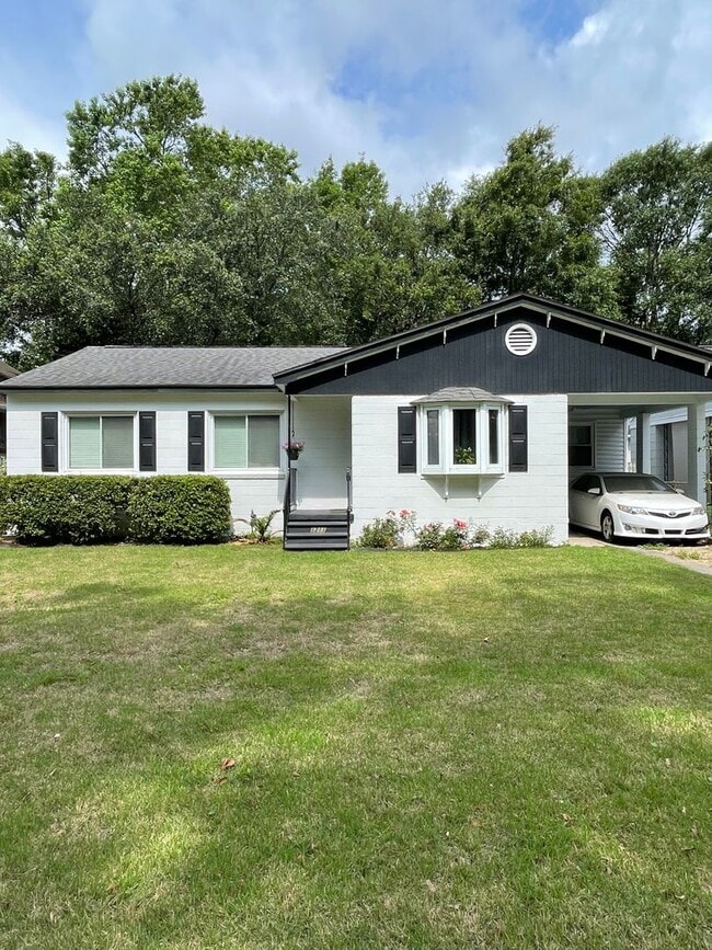 Building Photo - West Ashley Home in Pinecrest Gardens!