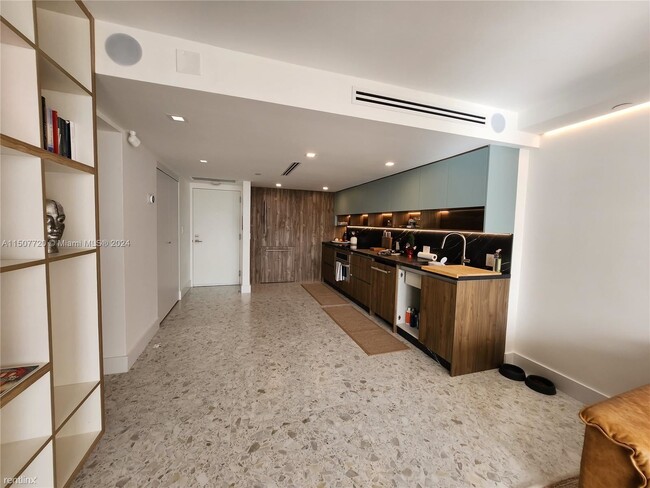 Foto del edificio - 2 br, 2 bath Condo - 2555 Collins Ave Apt 306