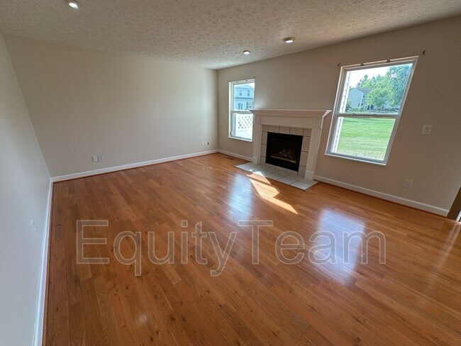 Foto del edificio - 6591 Falling Leaves Ct