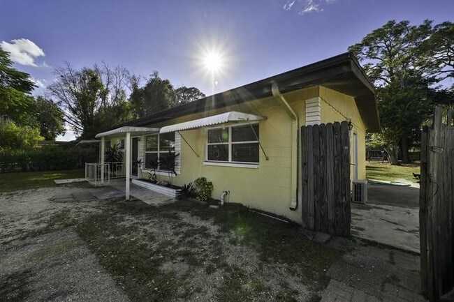 Building Photo - 222 Crescent Lake Dr