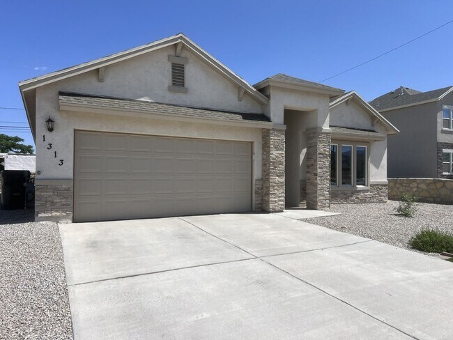Foto del edificio - Stunning 3 bedroom, 3 bathroom home locate...