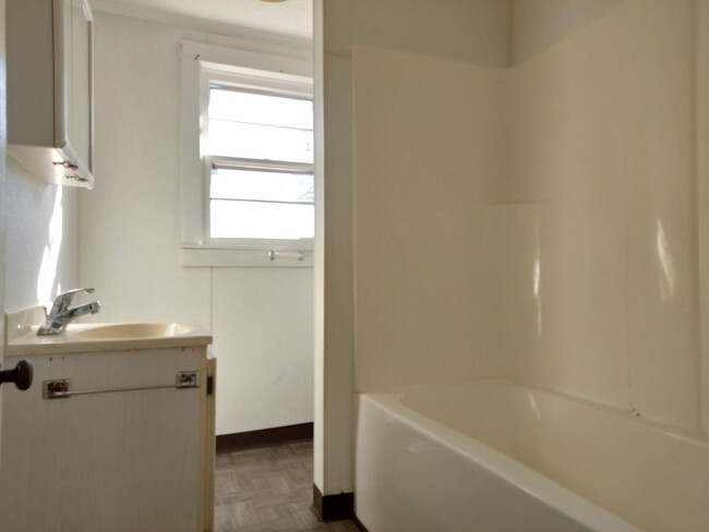 Foto del edificio - NIce 2 bedroom 1 bath home, with 2 car det...