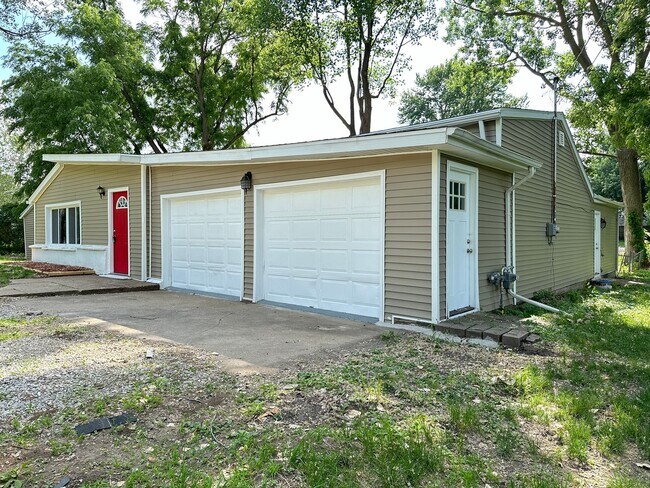 Building Photo - 3 Bed 2 Bath 2 Stall Garage - Country Styl...