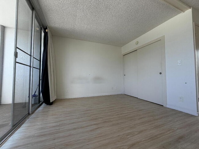 Building Photo - To register for the showing time, note the 4 digit code: 5678 and click "APPLY NOW."(mobile:orang...