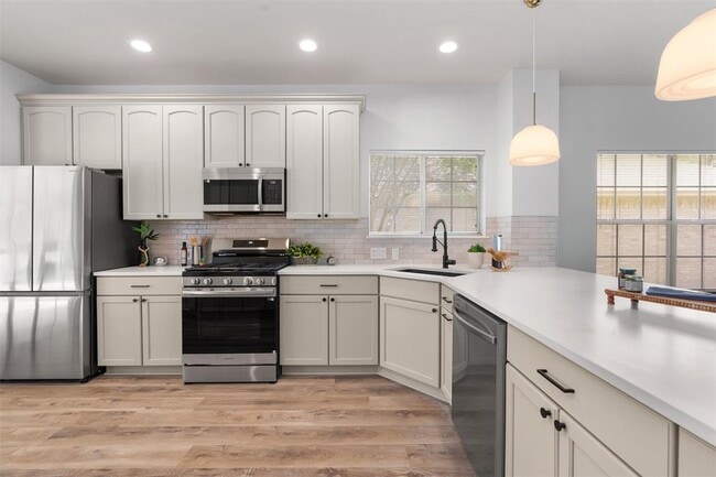 Building Photo - 3817 Newland Dr