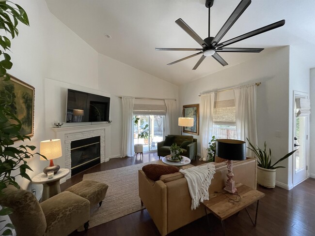 Foto del edificio - 2038 Huntington Dr