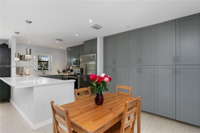 Building Photo - 9981 SW 13th Terrace