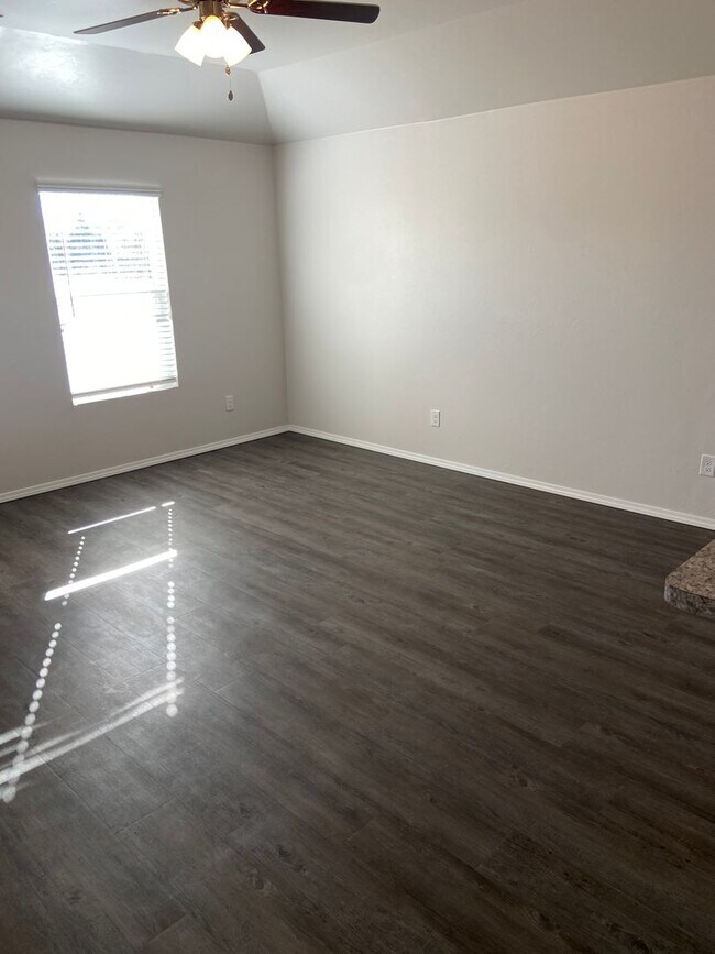Building Photo - Three Bedroom | Two Bathroom Home in Chish...