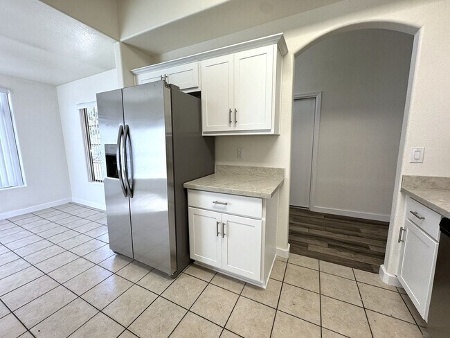 Foto del edificio - Beautiful Remodeled 3 bed, 2 bath home in convenient El Mirage neighborhood!