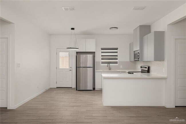 Building Photo - 308 W Campeche Ave