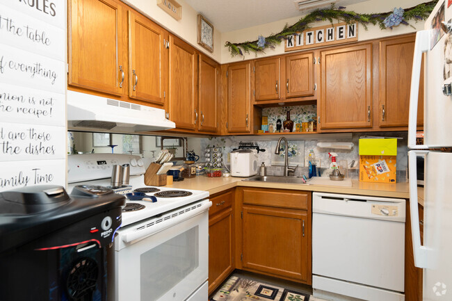 1HAB, 1BA - Cocina - Crockett Fields Senior Apartments (62+)