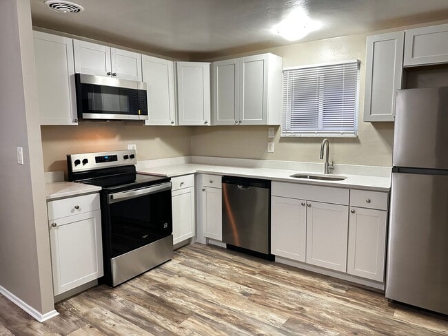 Building Photo - 3 Bed 1.5 Bath with an Additional Bedroom